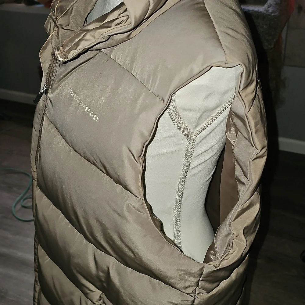 Womens nwots Pink SODA SPORT sz large long puffer vest. Heavy duty with hood!!